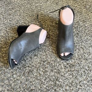 L'idea by Lori Shoe Women’s Size 37 US 6.5-7 Gray Leather Open Toe Block Heel